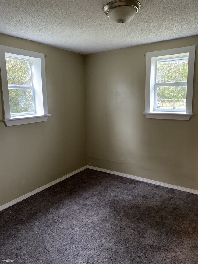 Building Photo - 2 br, 1 bath House - 1005 Country Club Road