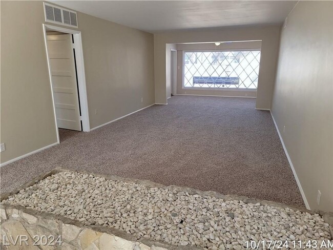 Building Photo - Conveniently located just minutes from the...