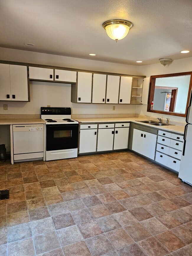 Building Photo - ALL PROSPECTIVE TENANTS MUST SUBMIT A $58 ...
