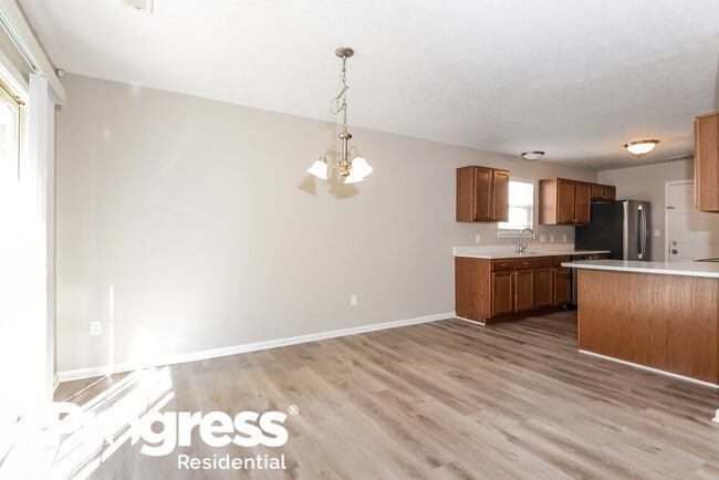 Building Photo - 904 Flying Sun Dr