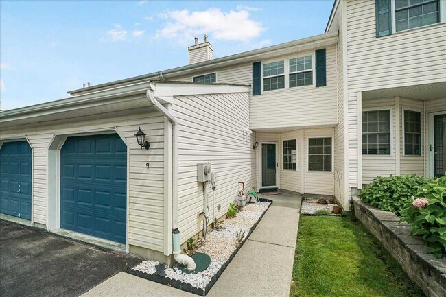Building Photo - 9 Pond Hill Ln