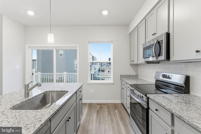 Building Photo - 410 18th Ave