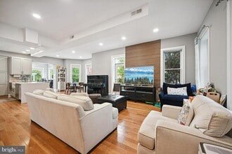 Building Photo - 522 F St NE