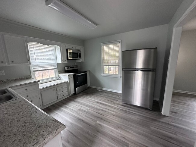 Building Photo - Charming Studio Apartment Close to the Mas...