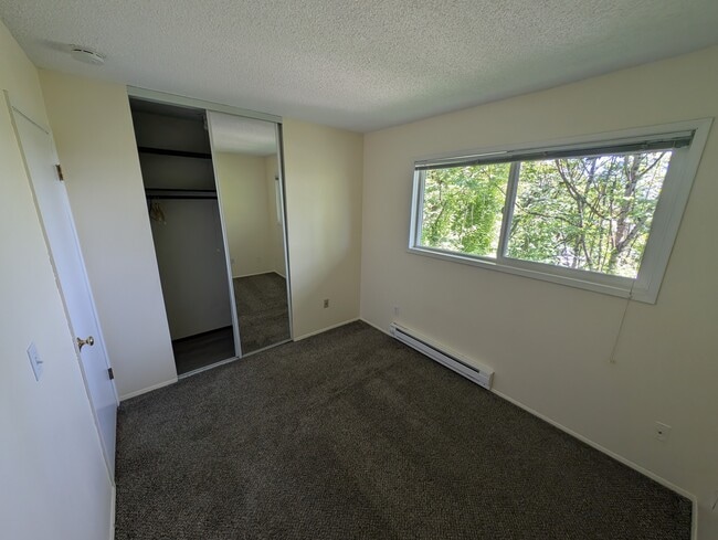 Small bedroom - 934 SW Caldew Dr