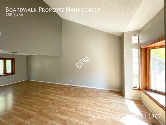 Foto del edificio - You cannot miss this gem of a home! Huge 4...