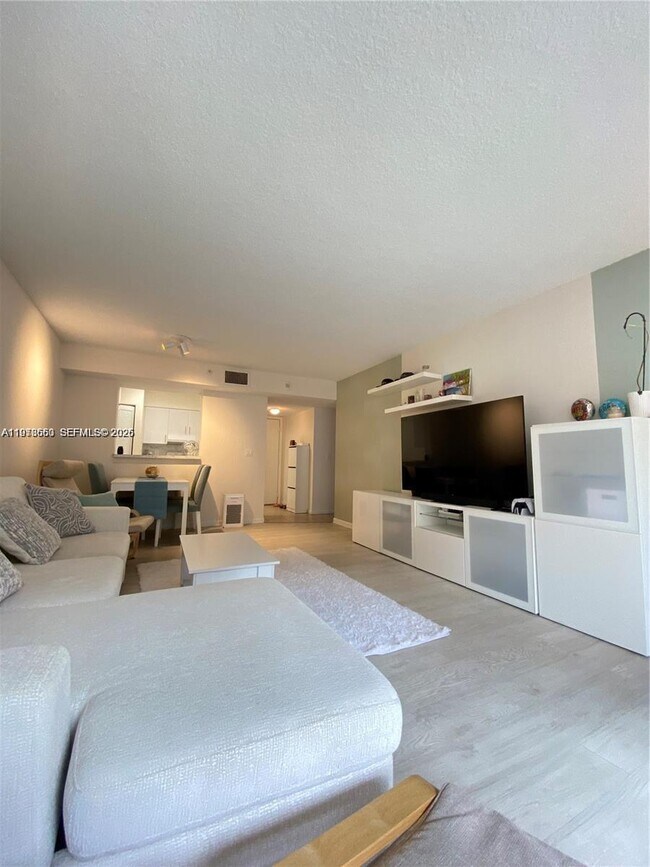 Building Photo - 1350 SE 3rd Ave