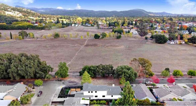 Building Photo - 403 Rosalie Dr