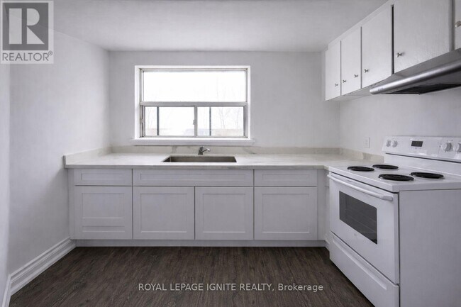 Photo du bâtiment - 573A Birchmount Rd