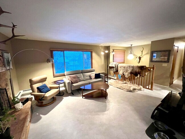 Foto del edificio - Pet Friendly 4 Bed 3 Bath Single Family Home on Westside W/ Fully Fenced yard, Attached Garage!