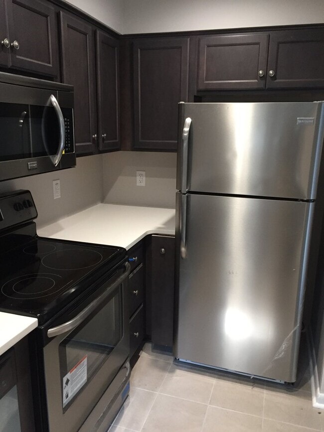 Building Photo - Townhouse minutes from Wake Forest Univers...
