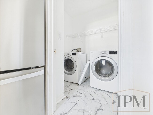 Building Photo - Newly Renovated!  3 bedrooms, 2 full baths...