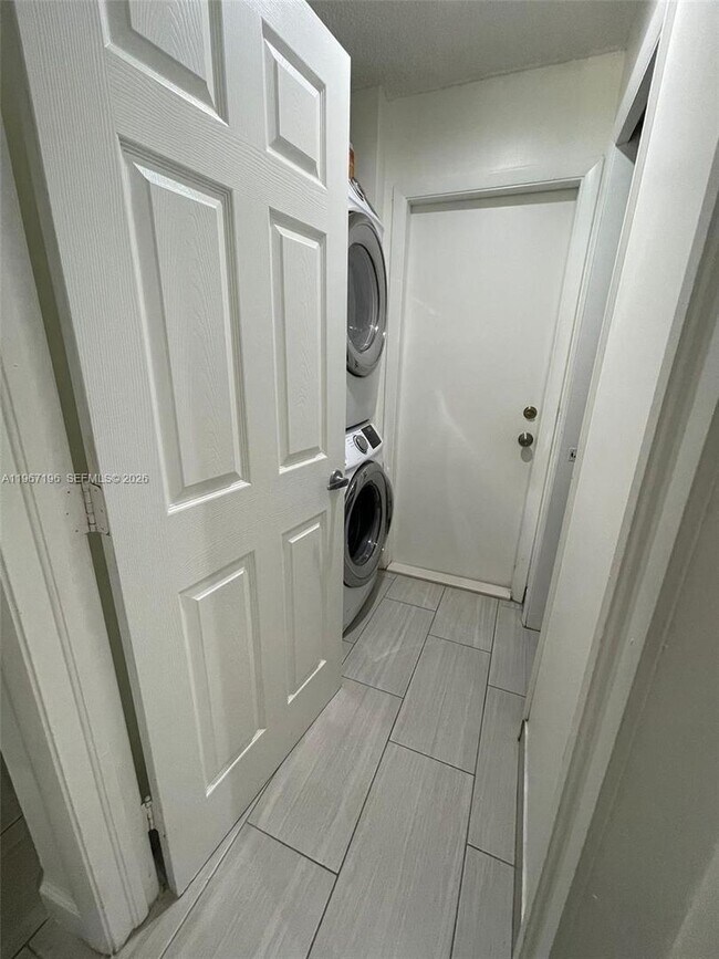 Foto del edificio - 755 Sand Creek Cir