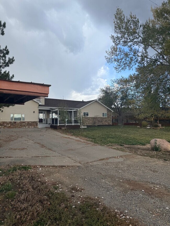 Foto del edificio - 28236 Co Rd H