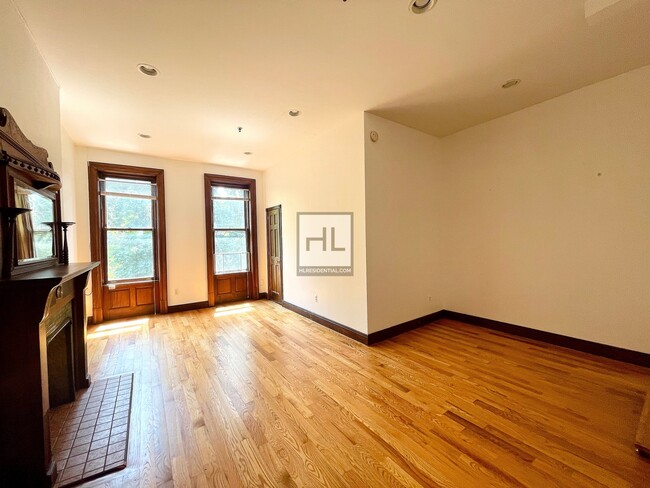 Foto del edificio - Charming Brownstone 1 Bed | West 120 Stree...