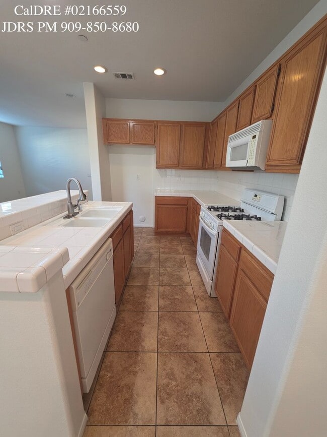 Building Photo - Ontario 3 Bedroom Condo