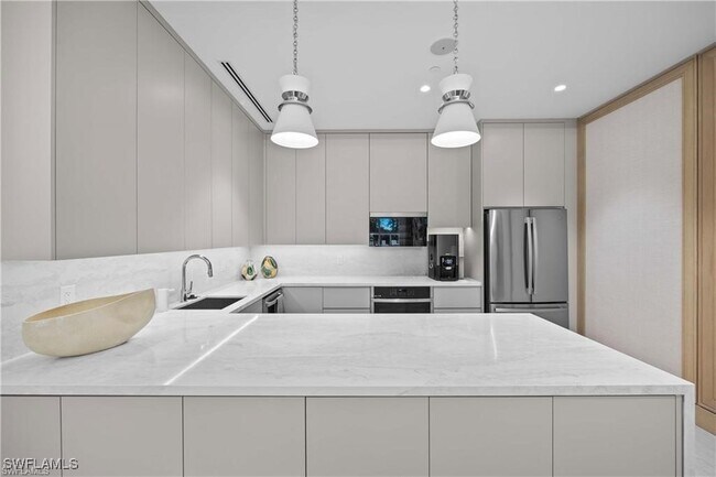 Foto del edificio - 6825 Grenadier Blvd