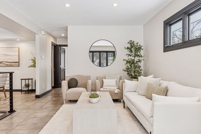 Foto del edificio - Gorgeous Like New Remodeled Edina Beauty with Gourmet Kitchen, Hardwood Floors & 2-Car Garage!