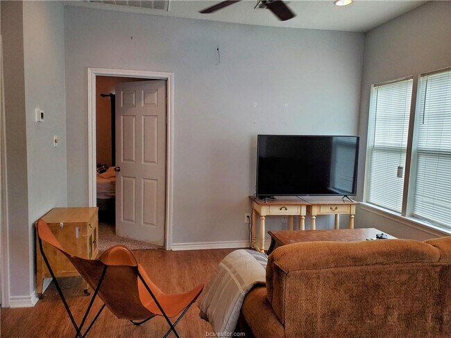 Building Photo - 1900 Texas Ave S