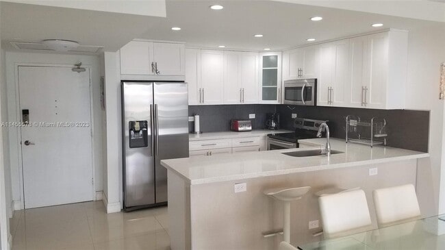 Building Photo - 5601 Collins Ave