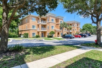 Building Photo - 605 Fairway Dr