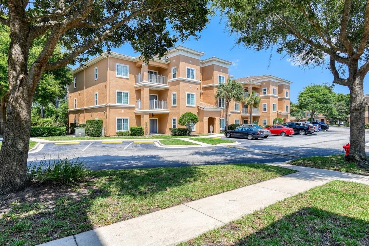 Primary Photo - 605 Fairway Dr