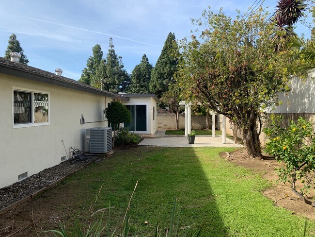 Building Photo - 611 E Del Mar Ave