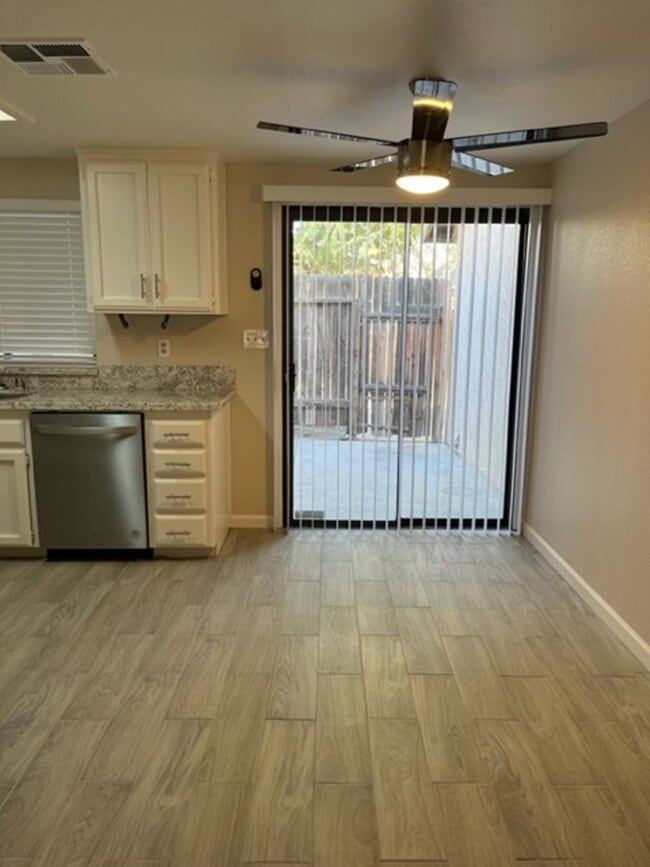 Building Photo - PR-817