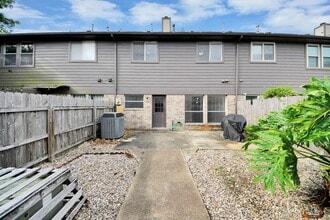 Building Photo - 2204 Gemini St