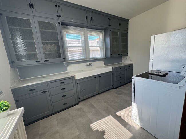 Foto del edificio - Old Charm, New Shine — Spacious 4 Bed Home...