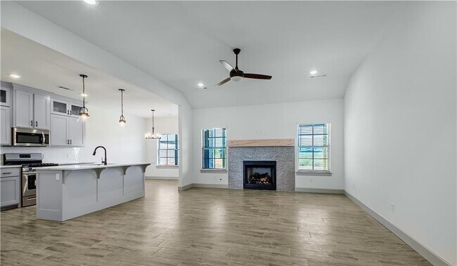 Building Photo - 1000 Tracey Ln