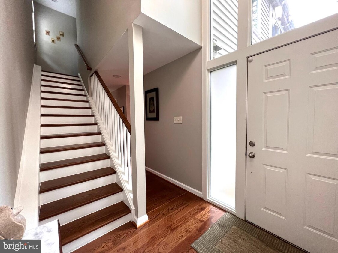 Primary Photo - 1514 Roundleaf Ct