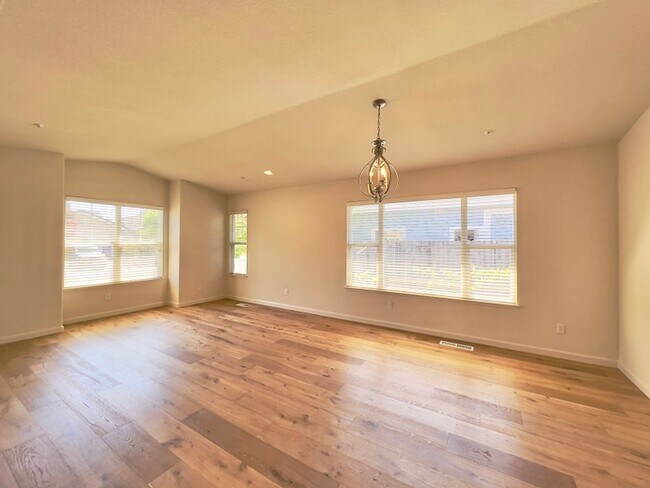 Building Photo - Beautifully Renovated Four Bedroom North N...
