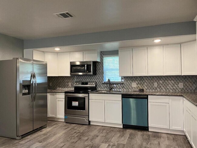 Cocina completamente renovada - 25745 Dulaney St