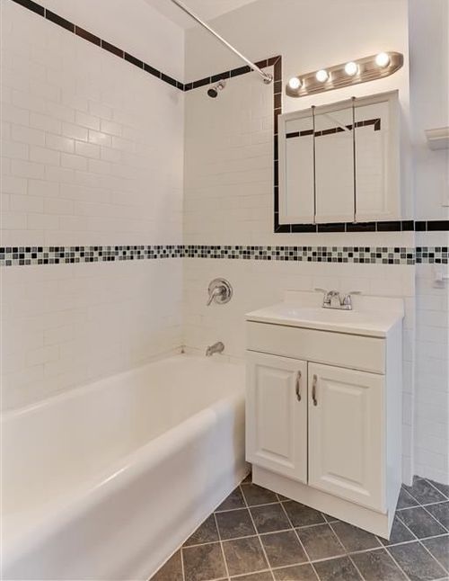 Foto del edificio - 215 W 23rd St