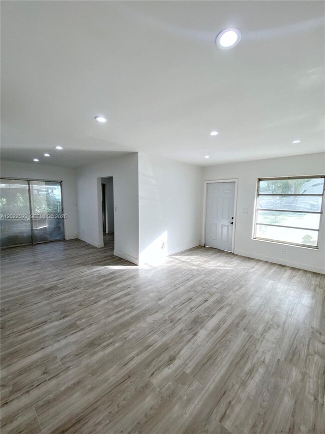 Building Photo - 3000 NW 5th Terrace