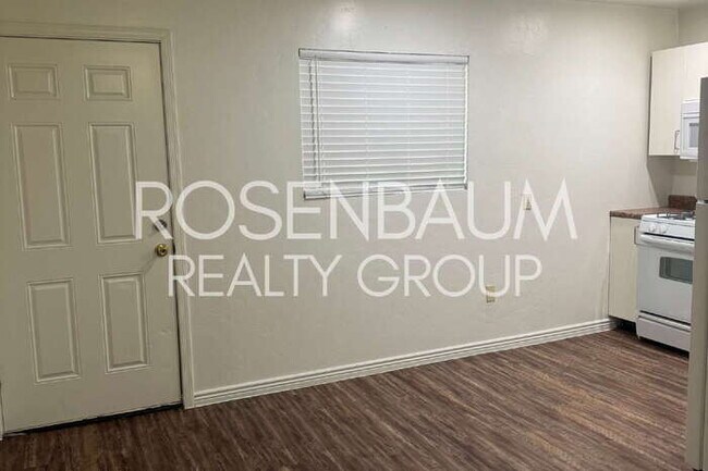 Foto del edificio - 770 N Dodge Blvd