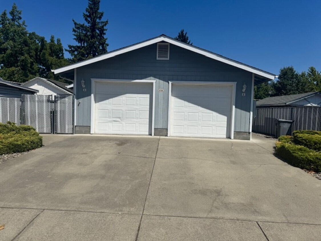 Primary Photo - CLEAN SINGLE LEVEL 2 BEDROOM HOME/ WITH DE...