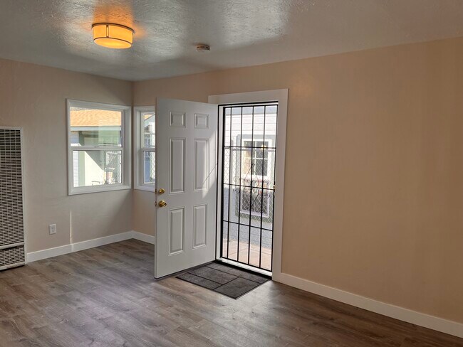 lLiving roon - 2982 Franklin Ave