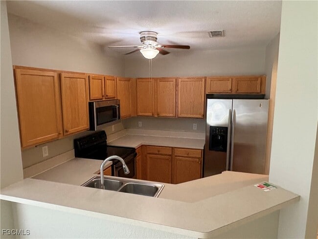 Building Photo - 10101 Poppy Hill Dr