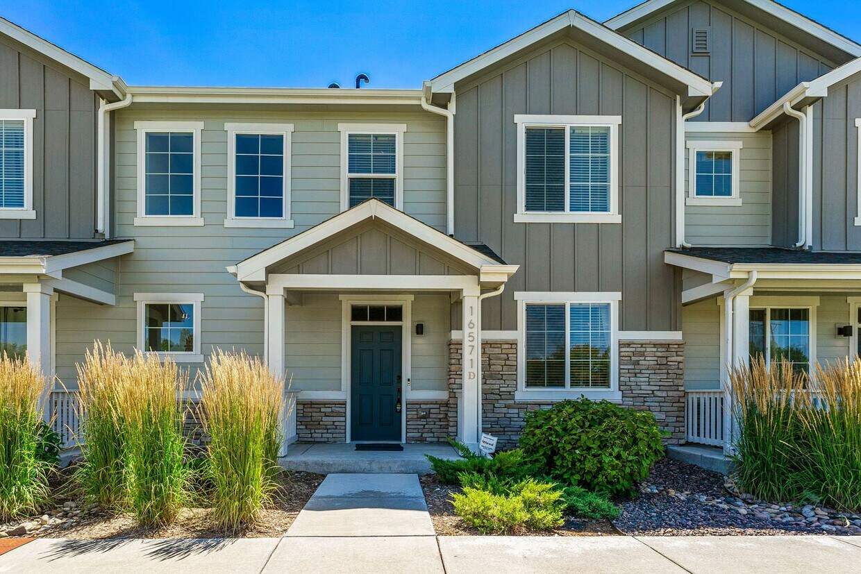 Modern Townhome in Commerce City! - Modern Townhome in Commerce City!