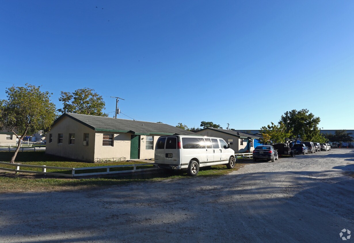 Foto del edificio - 16170 Old US Highway 41