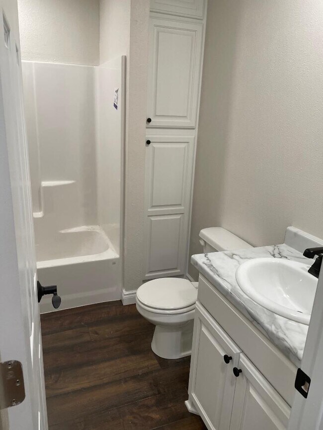 Foto del edificio - 1659 Hillcrest Dr