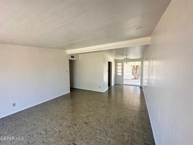 Foto del edificio - 5405 Raymond Telles Dr