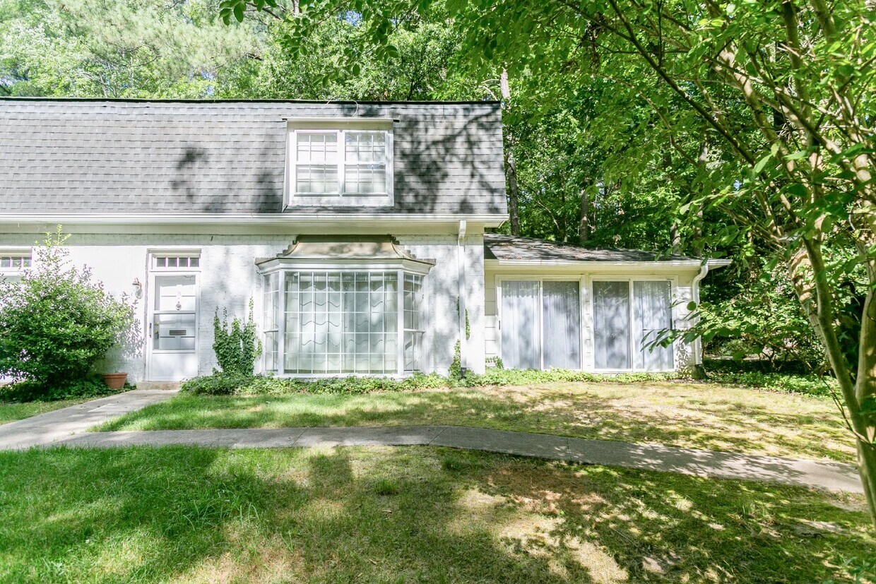 Primary Photo - Charming 2 Bedroom 2.5 Bathroom Condo in t...
