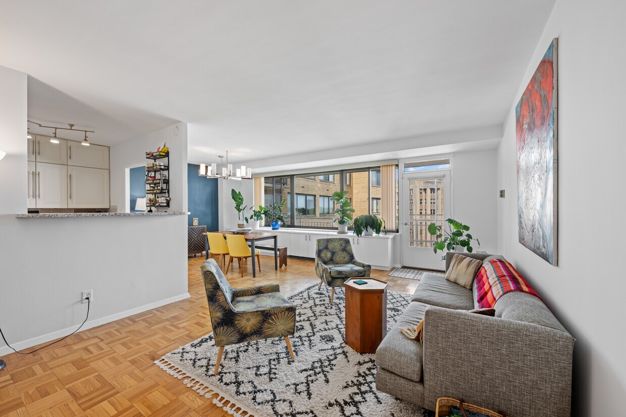 Foto principal - 4740 Connecticut Ave NW