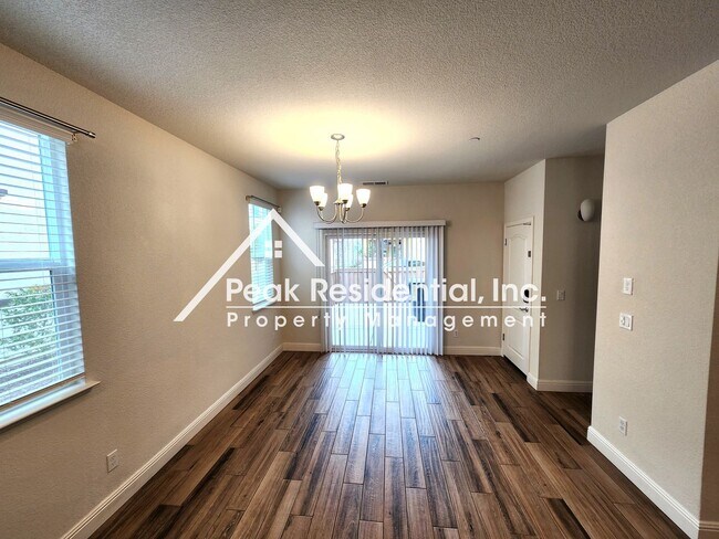 Building Photo - Updated 3bd/2.5ba Roseville Home with 2 Ca...