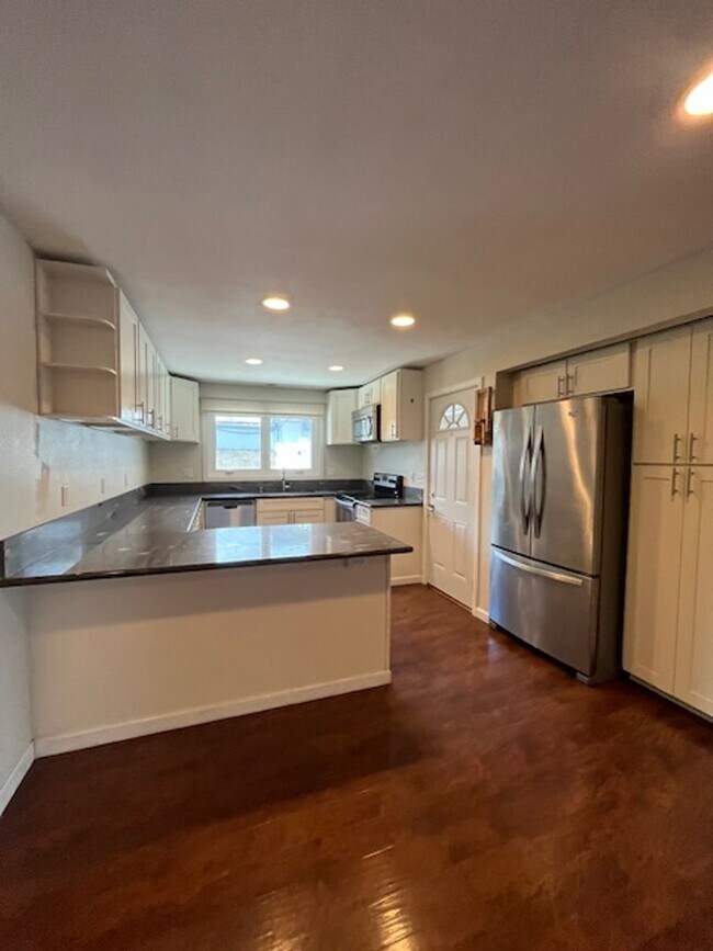 Photo - *PET FRIENDLY* - Large 4 bedroom/2 bath Ho... House