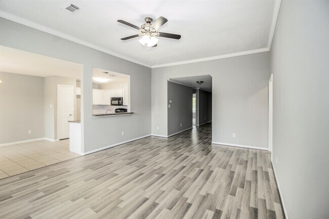 Foto del edificio - 406 Woodlake Dr