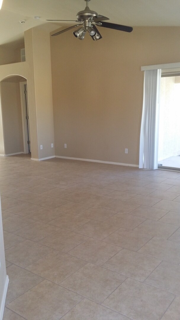 Foto del edificio - Rita Ranch Beauty ready for Move In Today! 4 bedroom 2 bath Home all Updated!